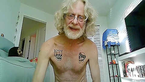 Mature dad makes a hot sex scene and gets the cock
