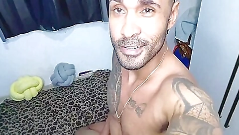 Babe com peixe na cara e o peixe do peito não se cansa