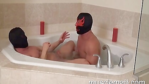 Fisting amateur video with a big fucker on the bed